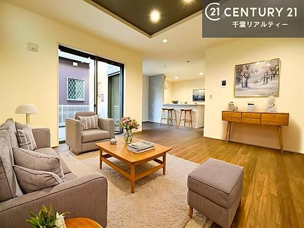 家具はCGパースです。心地良いリビングは家族が自然と集まります。家族団欒の時間が増えそうです。ご家族と、より一層充実した時間を過ごせそうですね。