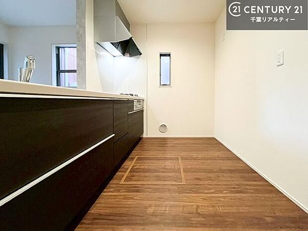 ゆとりある調理スペースで作業がしやすい快適なキッチンです！お子様と一緒にお菓子造りも楽しめる広々スペースです。楽しい調理時間になりそうですね！