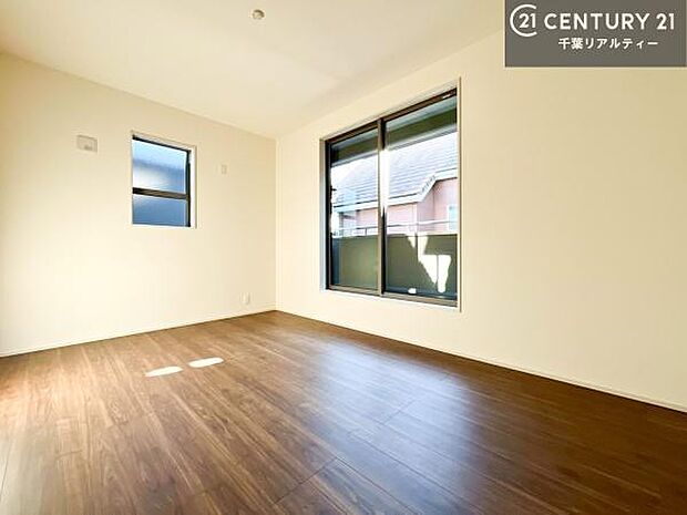 バルコニーに面している洋室です。明るく温もりがあり、換気もしっかりできます！朝起きて、外に出て背伸びをしつつ深呼吸をし良い朝を迎え入れることができます。