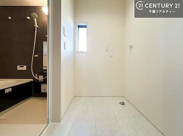 洗面所と脱衣所がそれぞれ独立しています。そのためご家族が入浴中でも安心して洗面所を利用できます。