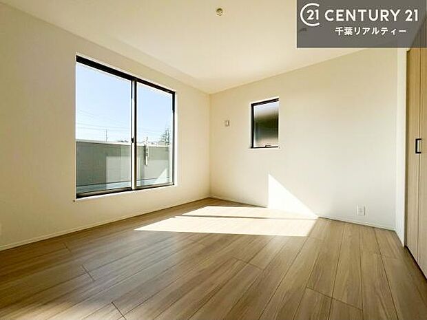 優しい光が差し込む洋室は、朝の目覚めも気持ちが良さそうですね。おうち時間もゆったりと過ごすことができます。優しい色合いのフローリングがどんな家具にもマッチします！