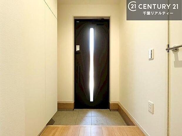 シューズボックス付きなので、玄関が片付きお掃除がしやすいです！スッキリした玄関で戸を開けた瞬間、清潔感のある心地いい空間が出迎えてくれます。