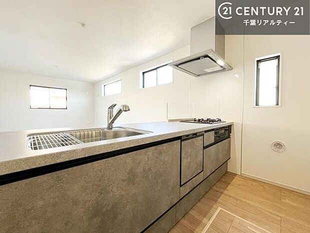 大人気の対面式システムキッチンを採用しています！ご家族のコミュニケーションが自然と増える設計です。お子様にも目が届くので嬉しいですね。広々使えて快適に作業が進みます。