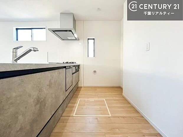 ゆとりある調理スペースで作業がしやすい快適なキッチンです！お子様と一緒にお菓子造りも楽しめる広々スペースです。楽しい調理時間になりそうですね！