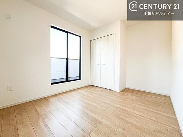 収納スペースを完備しており、衣類やおもちゃ、学用品などをすっきり整理できます。お部屋を広く使えるため、快適で整った住空間を実現します。