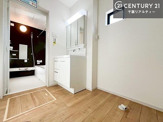 小窓のついた洗面所は、光と風が入りやすく、いつでも快適にお使いいただけます。三面鏡で使い勝手が良く、鏡裏収納も備えておりますので、日用品やスキンケア用品もすっきり整理できます。