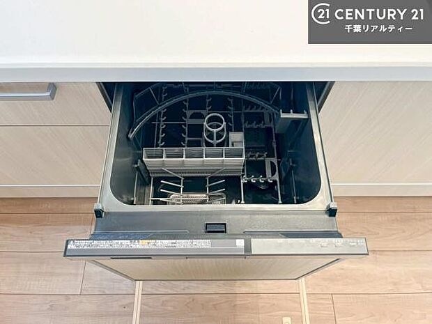 食洗機付きのキッチンです！忙しい時や手荒れ防止として大変活躍する便利な仕様です！ビルトインなのでキッチンの場所を取らず調理スペースを広く使うことが出来ます！