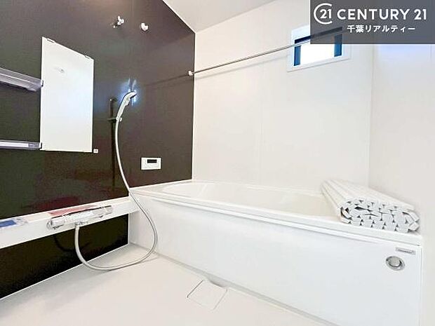 落ち着きある大人の雰囲気のバスルームは、味が出ていてバスタイムが充実！お仕事頑張っているご褒美にお好みの匂いの入浴剤を入れて、楽しんでみてはいかがでしょうか？