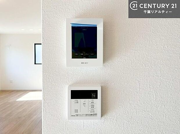 TVモニター付きインターホンでお子様のお留守番中なども安心ですね。ボタンひとつでお風呂の準備がととのう！オートバスつき。