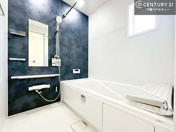 落ち着きある大人の雰囲気のバスルームは、味が出ていてバスタイムが充実！お仕事頑張っているご褒美にお好みの匂いの入浴剤を入れて、楽しんでみてはいかがでしょうか？