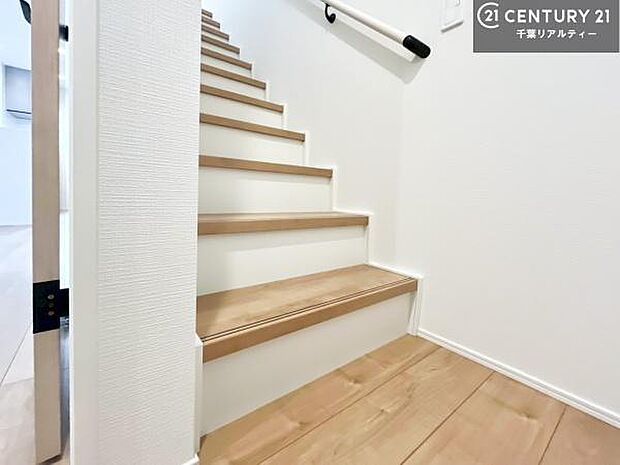 階段は明るく手摺りもついています。お子様やご年配の方も安心してご利用頂けますね。