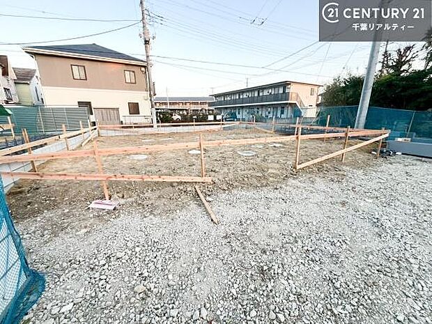 現在建築中。完成後は明るく開放的なリビングや最新設備のキッチンなど快適な空間が広がります。未完成だからこそ“新しい暮らし”への期待が高まる住まい。今しか見られない建築中の様子も必見です。