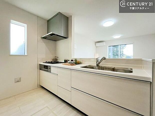 大人気の対面式システムキッチンを採用しています！ご家族のコミュニケーションが自然と増える設計です。お子様にも目が届くので嬉しいですね。広々使えて快適に作業が進みます。