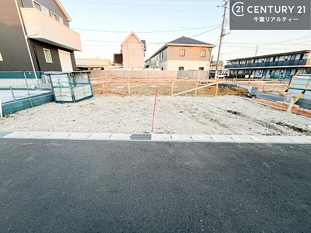 駐車スペースは3台分あります！セカンドカーはもちろん、バイクや自転車なども置き場所に困りません。