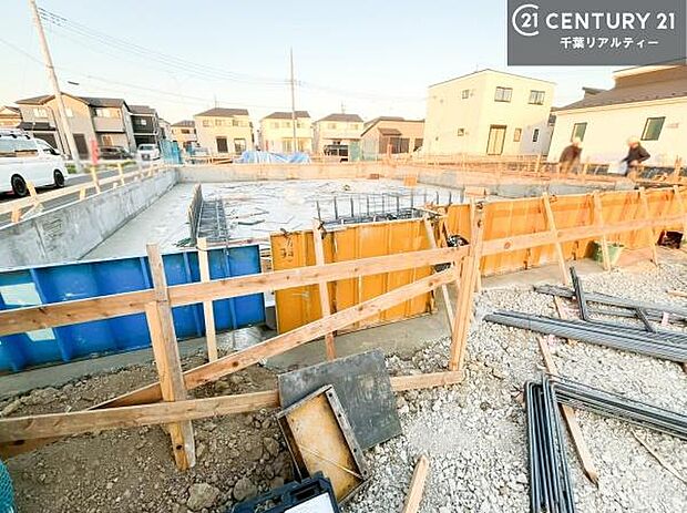 現在建築中。完成後は明るく開放的なリビングや最新設備のキッチンなど快適な空間が広がります。未完成だからこそ“新しい暮らし”への期待が高まる住まい。今しか見られない建築中の様子も必見です。