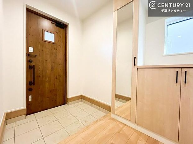 疲れて帰ってきても、ただいま！を言いたくなる、優しく迎え入れてくれる空間になっています。明るく温もり溢れる玄関です！