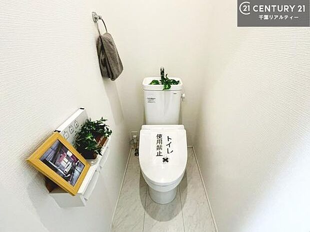 清潔感のある色味のお手洗いです！さわやかでスッキリする空間です！白を基調としているので、お手入れがしやすいトイレです！