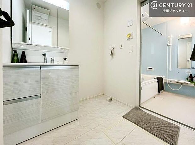 小窓のついた洗面所は、光と風が入りやすく、いつでも快適にお使いいただけます。三面鏡で使い勝手が良く、鏡裏収納も備えておりますので、日用品やスキンケア用品もすっきり整理できます。