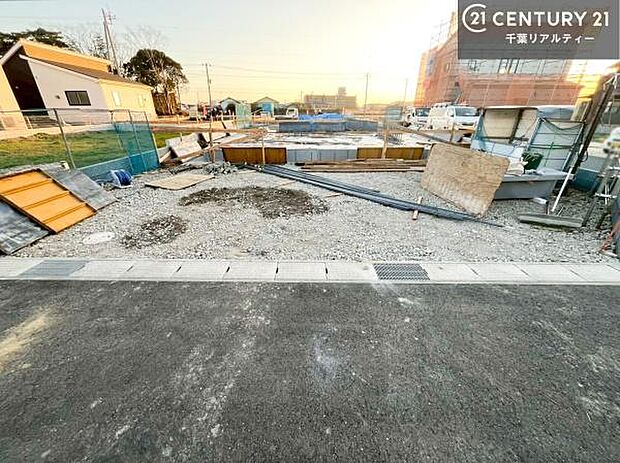 駐車スペースは3台分あります！セカンドカーはもちろん、バイクや自転車なども置き場所に困りません。