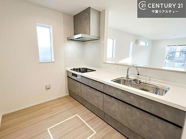 大人気の対面式システムキッチンを採用しています！ご家族のコミュニケーションが自然と増える設計です。お子様にも目が届くので嬉しいですね。広々使えて快適に作業が進みます。