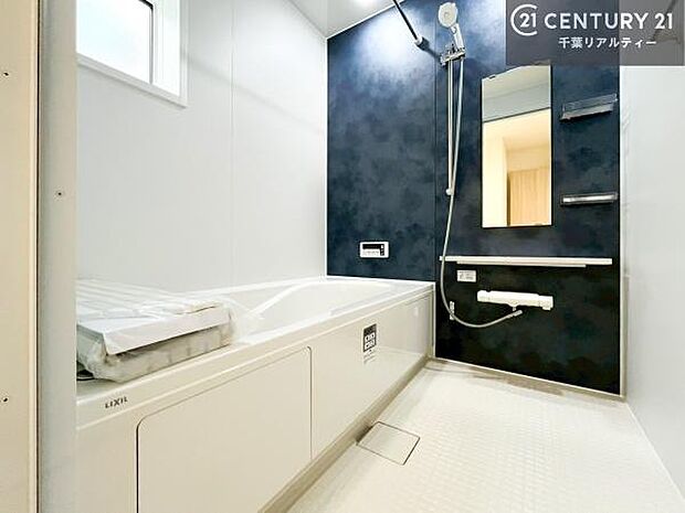 落ち着きある大人の雰囲気のバスルームは、味が出ていてバスタイムが充実！お仕事頑張っているご褒美にお好みの匂いの入浴剤を入れて、楽しんでみてはいかがでしょうか？