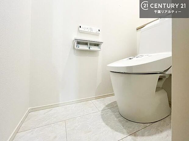 温水洗浄便座につき、冬場は便座が暖かくできるので冷たい便座に座らずに済む嬉しい仕様です！