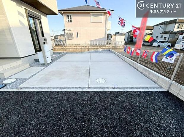 駐車スペースは2台分あります！セカンドカーはもちろん、バイクや自転車なども置き場所に困りません。