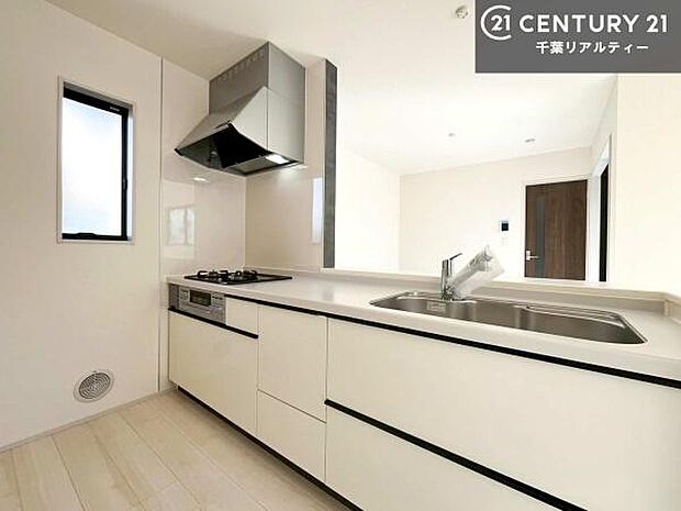 大人気の対面式システムキッチンを採用しています！ご家族のコミュニケーションが自然と増える設計です。お子様にも目が届くので嬉しいですね。広々使えて快適に作業が進みます。