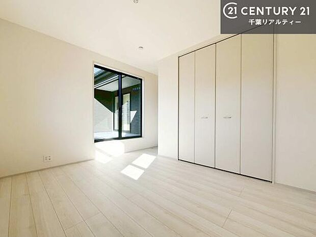 バルコニーに面している洋室です。明るく温もりがあり、換気もしっかりできます！朝起きて、外に出て背伸びをしつつ深呼吸をし良い朝を迎え入れることができます。