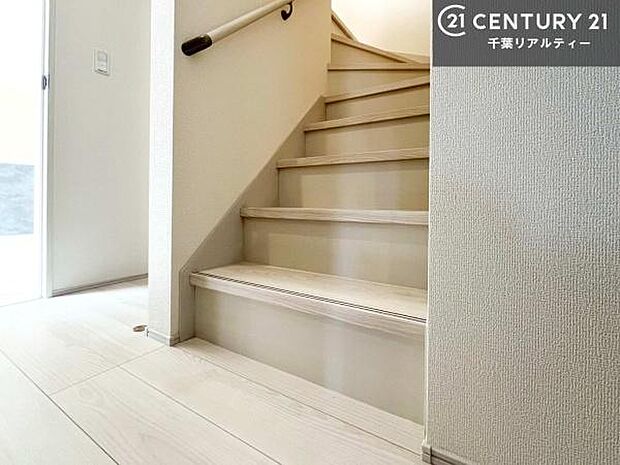 階段は明るく手摺りもついています。お子様やご年配の方も安心してご利用頂けますね。