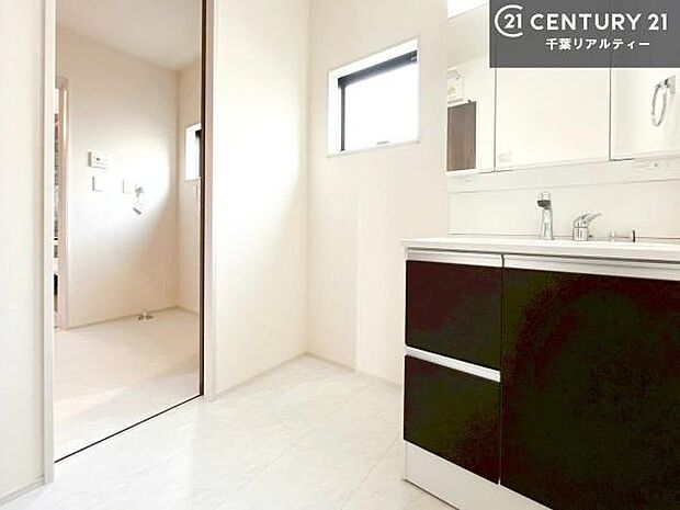 小窓付きの明るい洗面室です！湿気もすぐに入れ替えができて清潔に保つことができます！自然光が差し込むのでお化粧の仕上がりも良くなりますね！