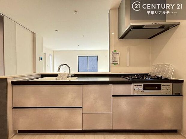 大人気の対面式システムキッチンを採用しています！ご家族のコミュニケーションが自然と増える設計です。お子様にも目が届くので嬉しいですね。収納力もあります！