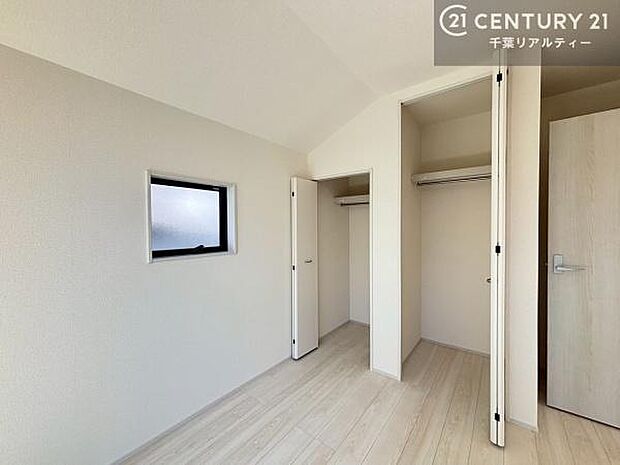 掃き出し窓がないお部屋は、お子様のお部屋としても安心です！収納スペースも充実しているので散らかったお部屋をサッと片付けられます！
