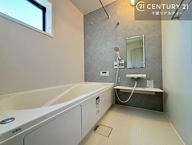 広々バスで一日の疲れをリフレッシュ。足が伸ばせるので、浴槽にもゆったりと浸かれますね！毎日のバスタイムが楽しみになります。