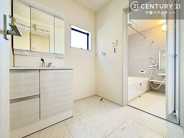 三面鏡仕様の洗面所は、身だしなみがしやすい造り！裏は収納になっています。ドライヤーやお化粧道具を片付けられるので洗面台周りをスッキリと見せることが出来ます！