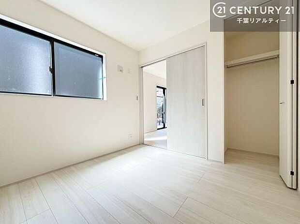 リビングに隣接した洋室は多用途に仕えて便利な洋室でございます1