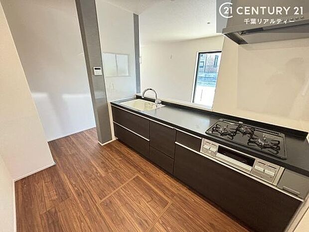 天板が黒でスタイリッシュなデザインのキッチン。タッチレス水栓を備え、衛生的かつ快適にお使いいただける機能性も魅力です。