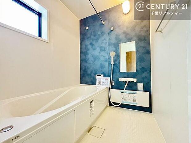 広々バスで一日の疲れをリフレッシュ。足が伸ばせるので、浴槽にもゆったりと浸かれますね！毎日のバスタイムが楽しみになります。