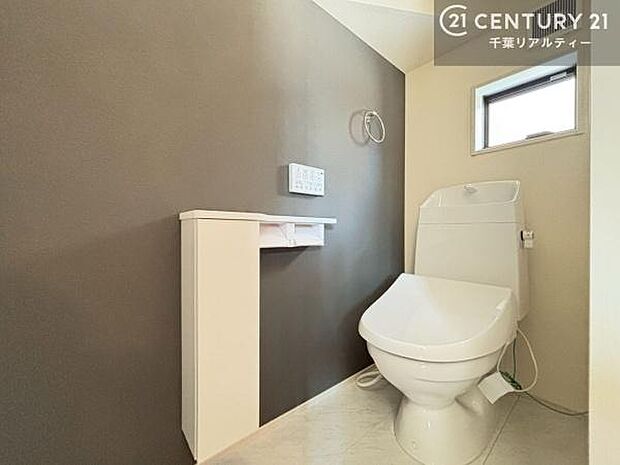 アクセントクロスを施したトイレは、シンプルながらも個性とおしゃれ感を演出し、居心地の良い空間に仕上がっています。