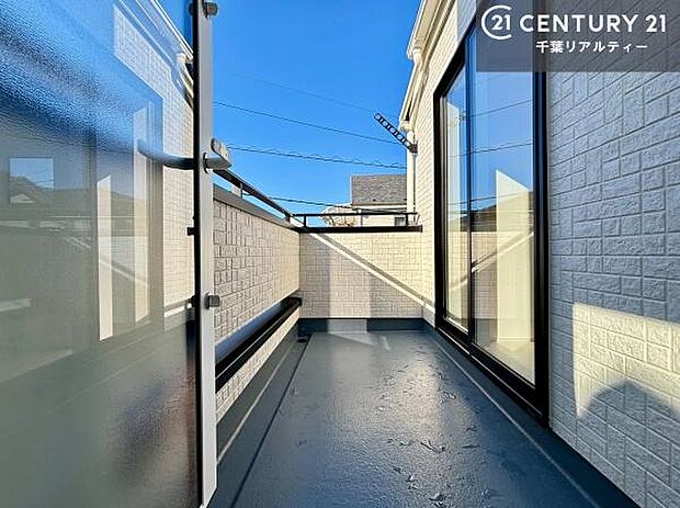 広々としたバルコニーで一日の始まりをスタート！お洗濯ものをたっぷり気持ちよく干せます！