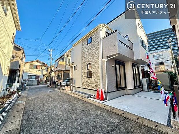 前面道路は4ｍ！陽当り良好な立地です。車庫入れが苦手な方も安心ですね。