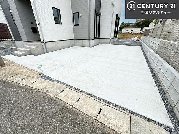 駐車スペースは2台分あります！セカンドカーはもちろん、バイクや自転車なども置き場所に困りません。