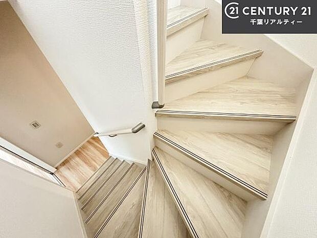 階段は明るく手摺りもついています。お子様やご年配の方も安心してご利用頂けますね。