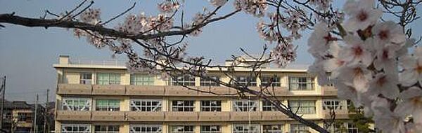 千葉市立稲毛小学校まで840m