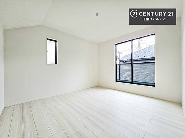 バルコニーに面している洋室です。明るく温もりがあり、換気もしっかりできます！朝起きて、外に出て背伸びをしつつ深呼吸をし良い朝を迎え入れることが出来そうですね！