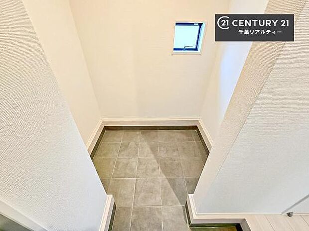 シューズインクローク付き！玄関収納が充実しています！靴だけでなくベビーカーや折り畳み自転車の収納にも！玄関周りがスッキリと片付きますね！