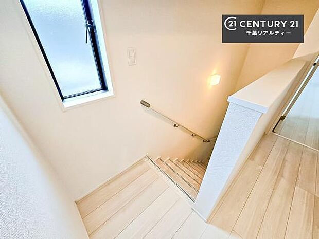 階段は明るく手摺りもついています。お子様やご年配の方も安心してご利用頂けますね。