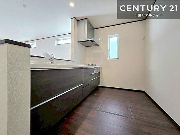 キッチンには小窓があり、自然光を取り込みながら換気もスムーズ。明るく快適な調理空間を実現しています。換気もしっかりできます！