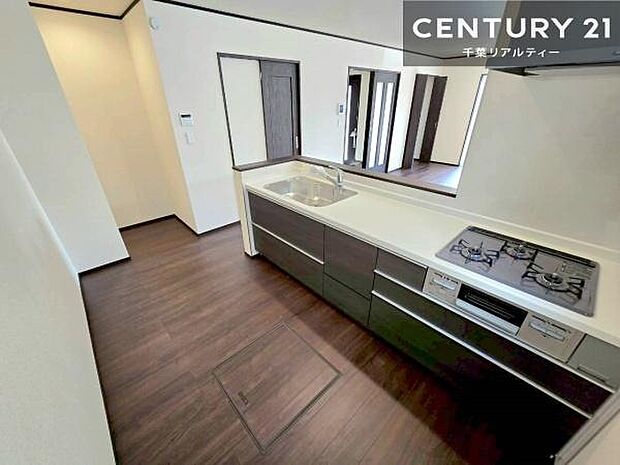 大人気の対面式システムキッチンを採用しています！ご家族のコミュニケーションが自然と増える設計です。お子様にも目が届くので嬉しいですね。広々使えて快適に作業が進みます。