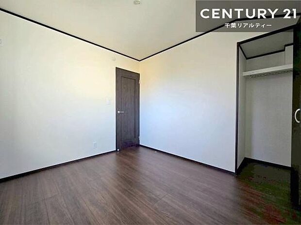 洋室は子供部屋や寝室、色々と用途多彩に利用できますね。収納力もたっぷりなので、広々気持ちよく過ごすことができます！